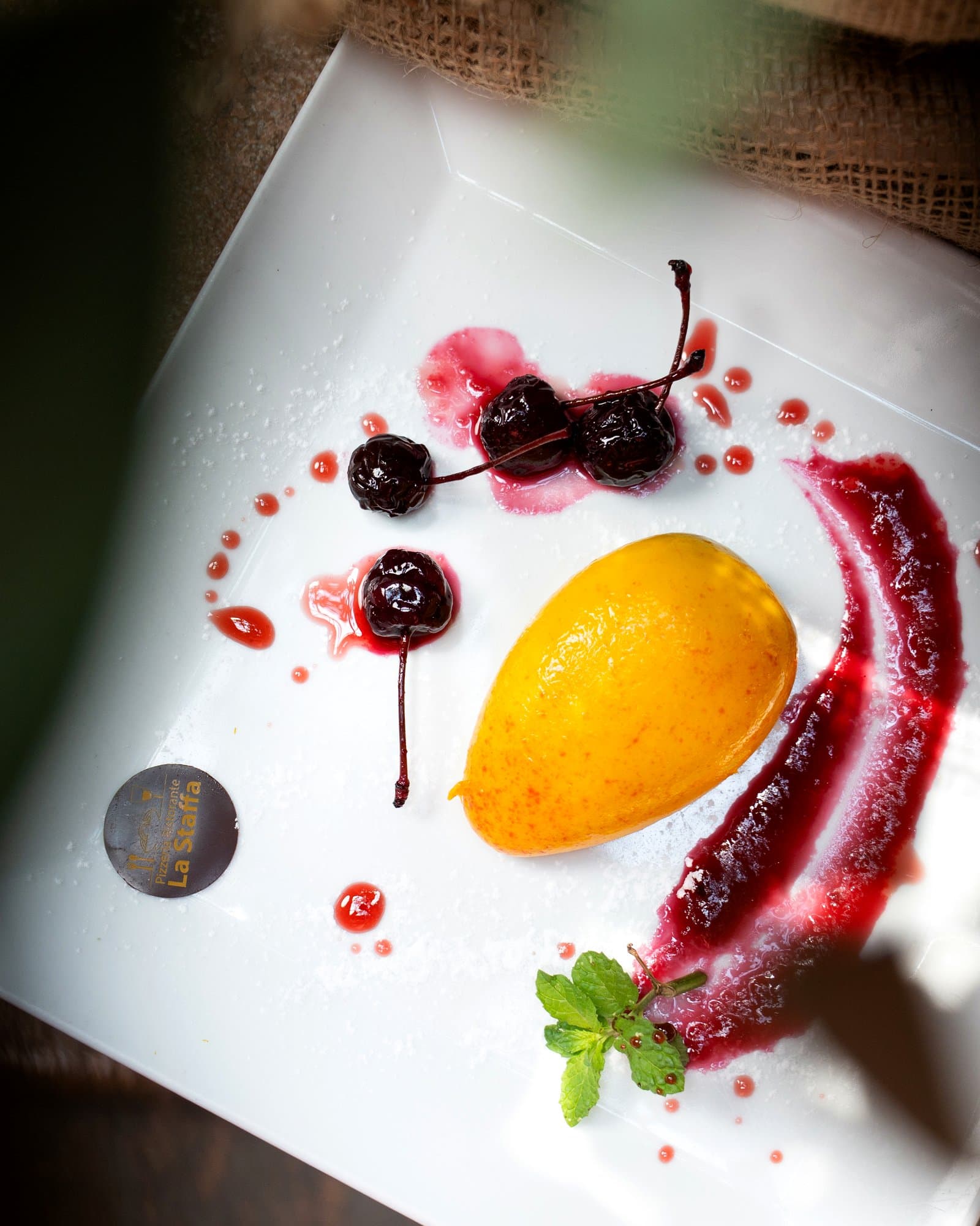 Mono mango e passion fruit con coulis di frutti rossi