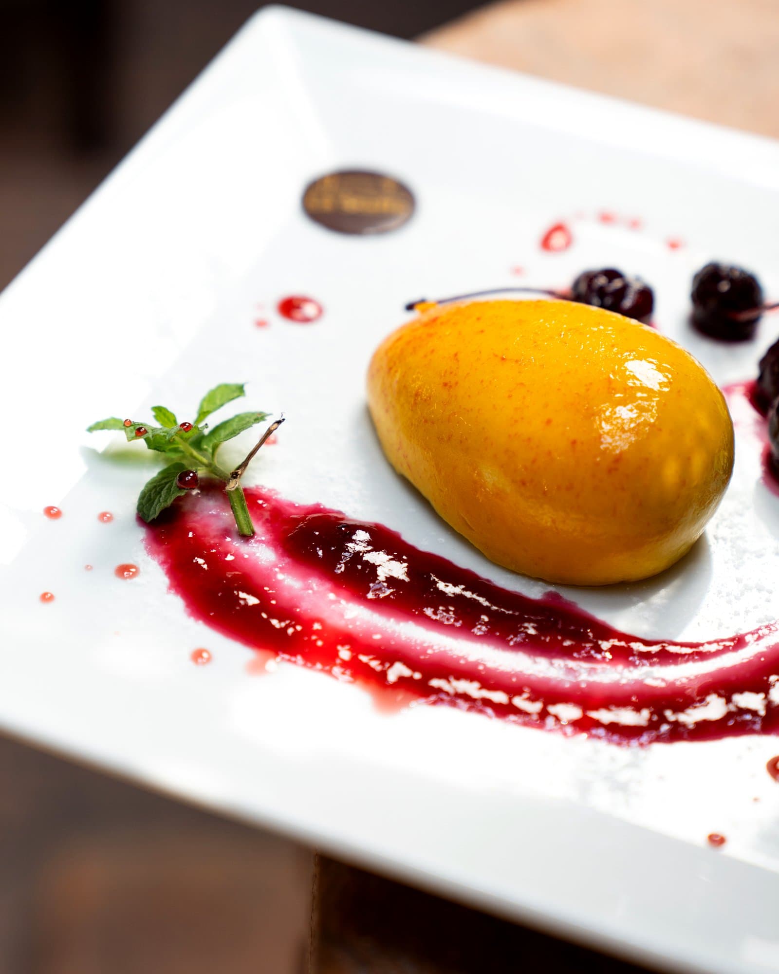 Tortino caldo con frutti rossi e coulis al lampone