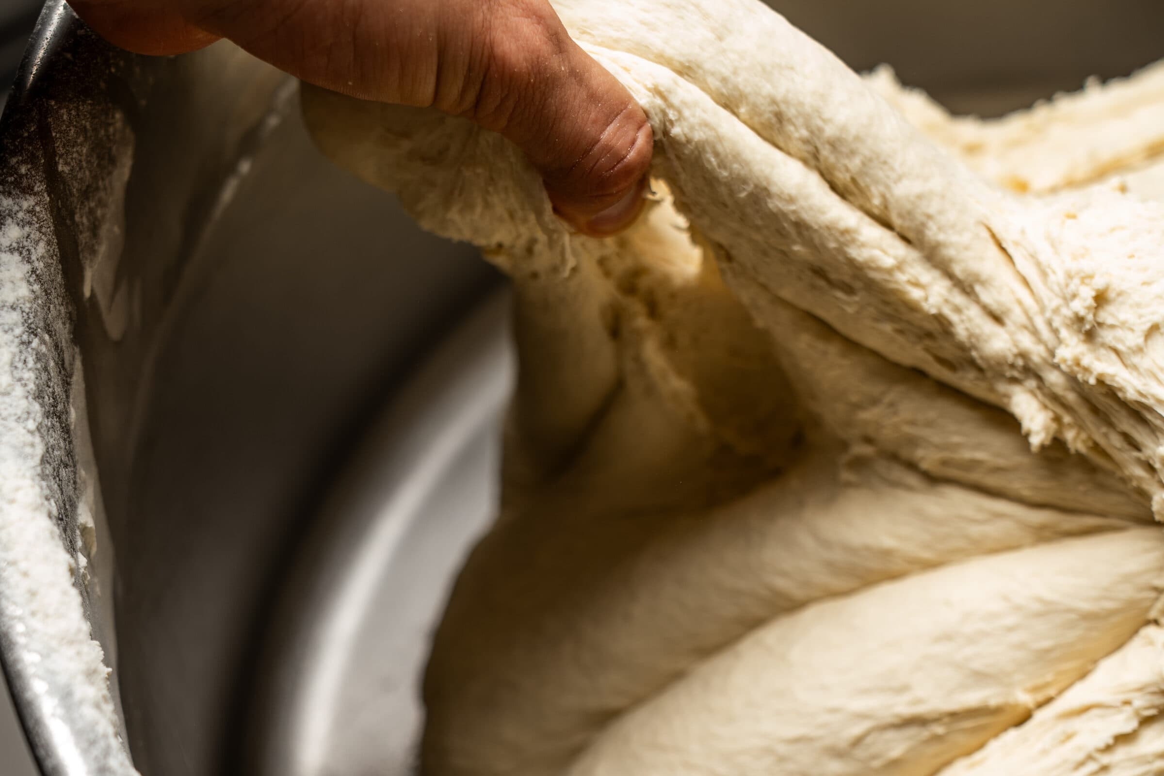 Le mani del pizzaiolo nell'impasto: lievitazione 72 ore, tradizione La Staffa