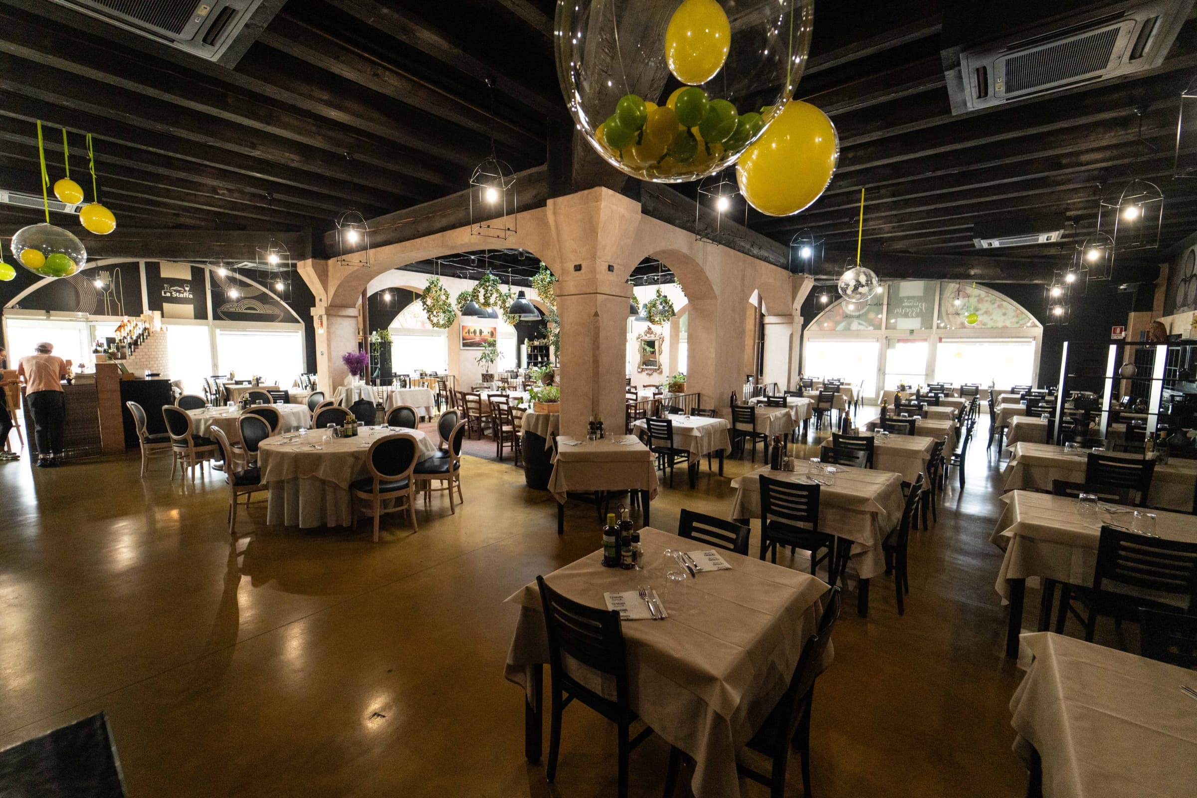 Sala allestita per un evento con decorazioni e archi caratteristici