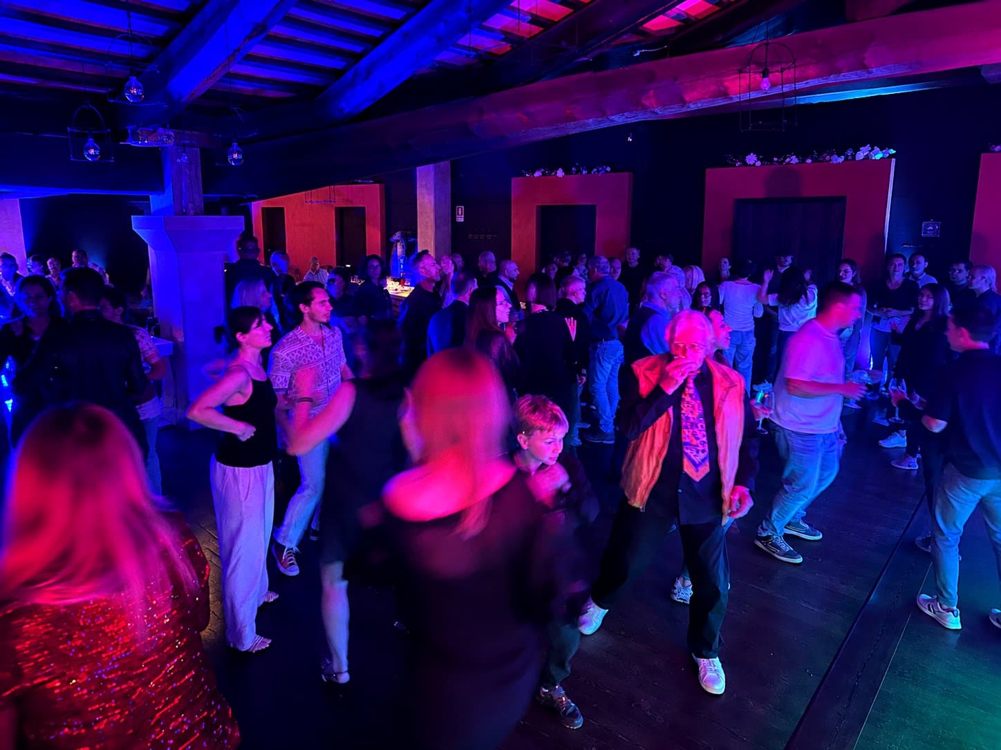 Sala La Staffa in modalità festa: pista da ballo allestita con luci colorate dopo cena di evento