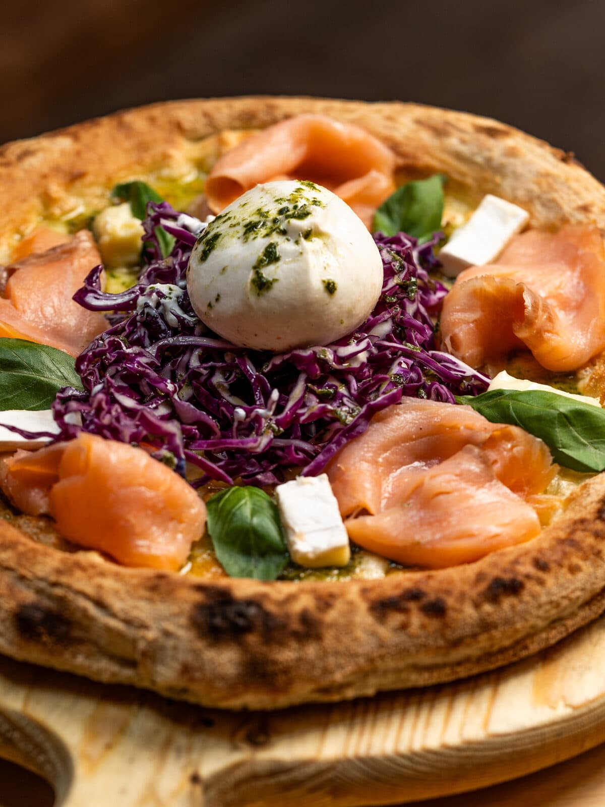 Pizza gourmet Norvegese con salmone affumicato, burrata e cavolo cappuccio rosso